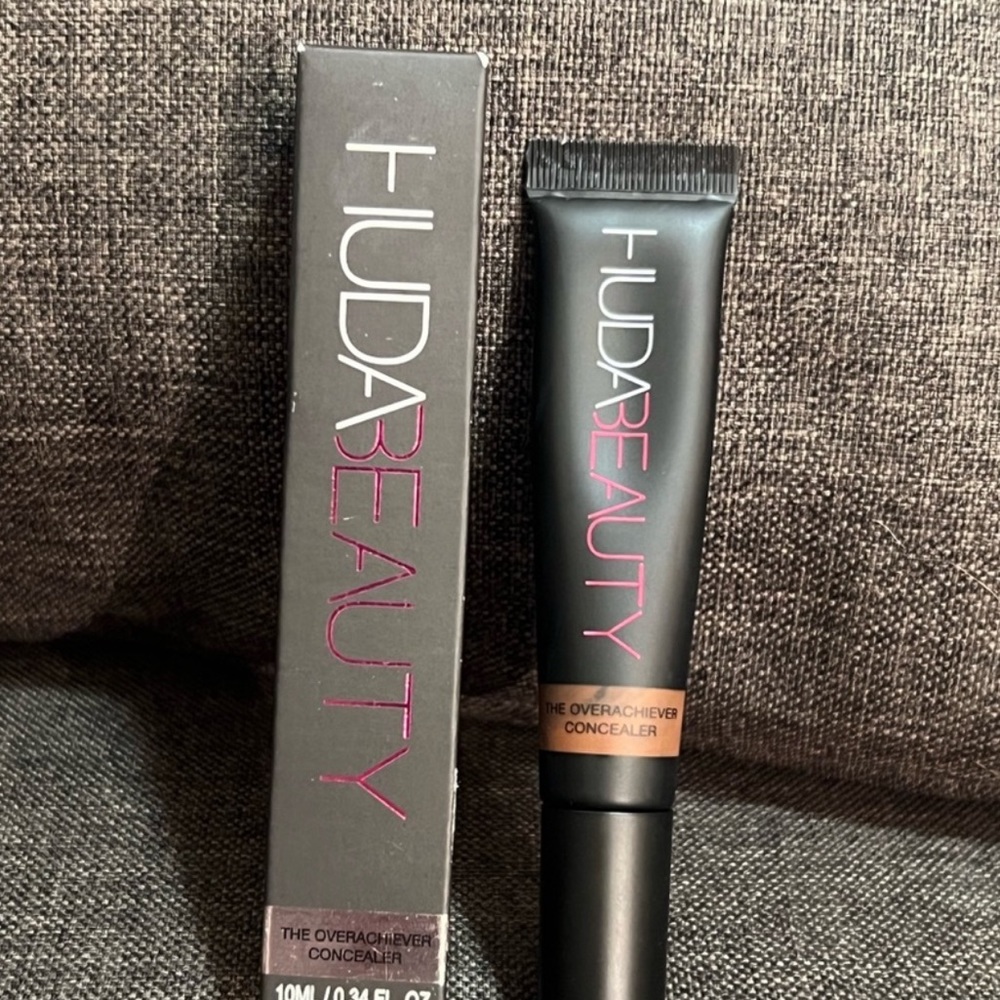 💕🌙Huda Beauty Chocolate Chip Overachiever Concealer - Picture 2 of 6